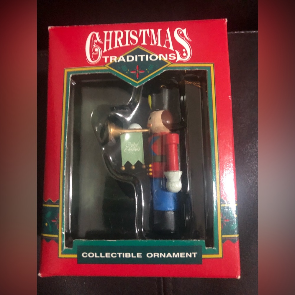 Lustre Fame Vintage Christmas Traditions Collectible Ornament